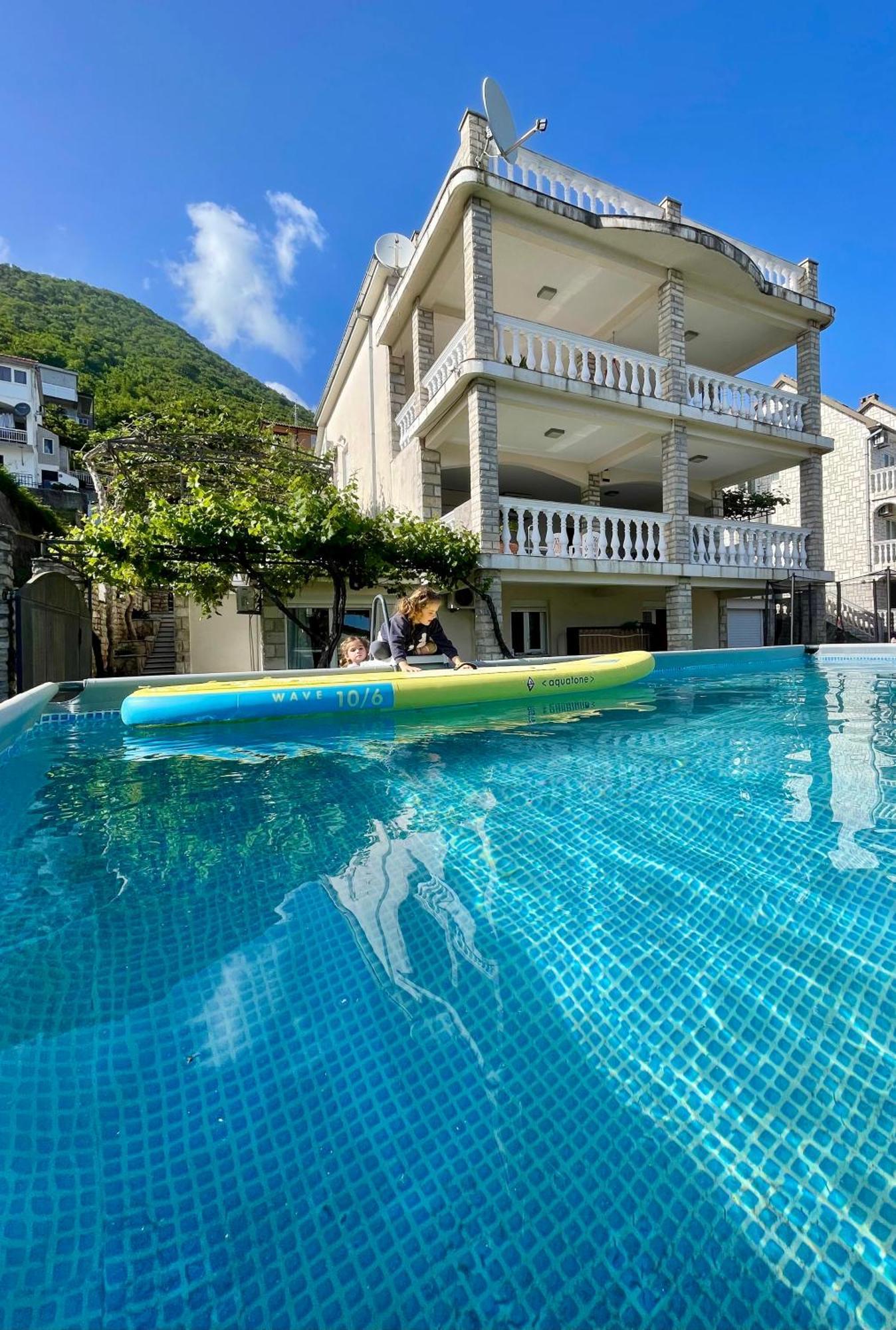 Aparthotel Family House With Pool & Sea View Bijela Exterior foto